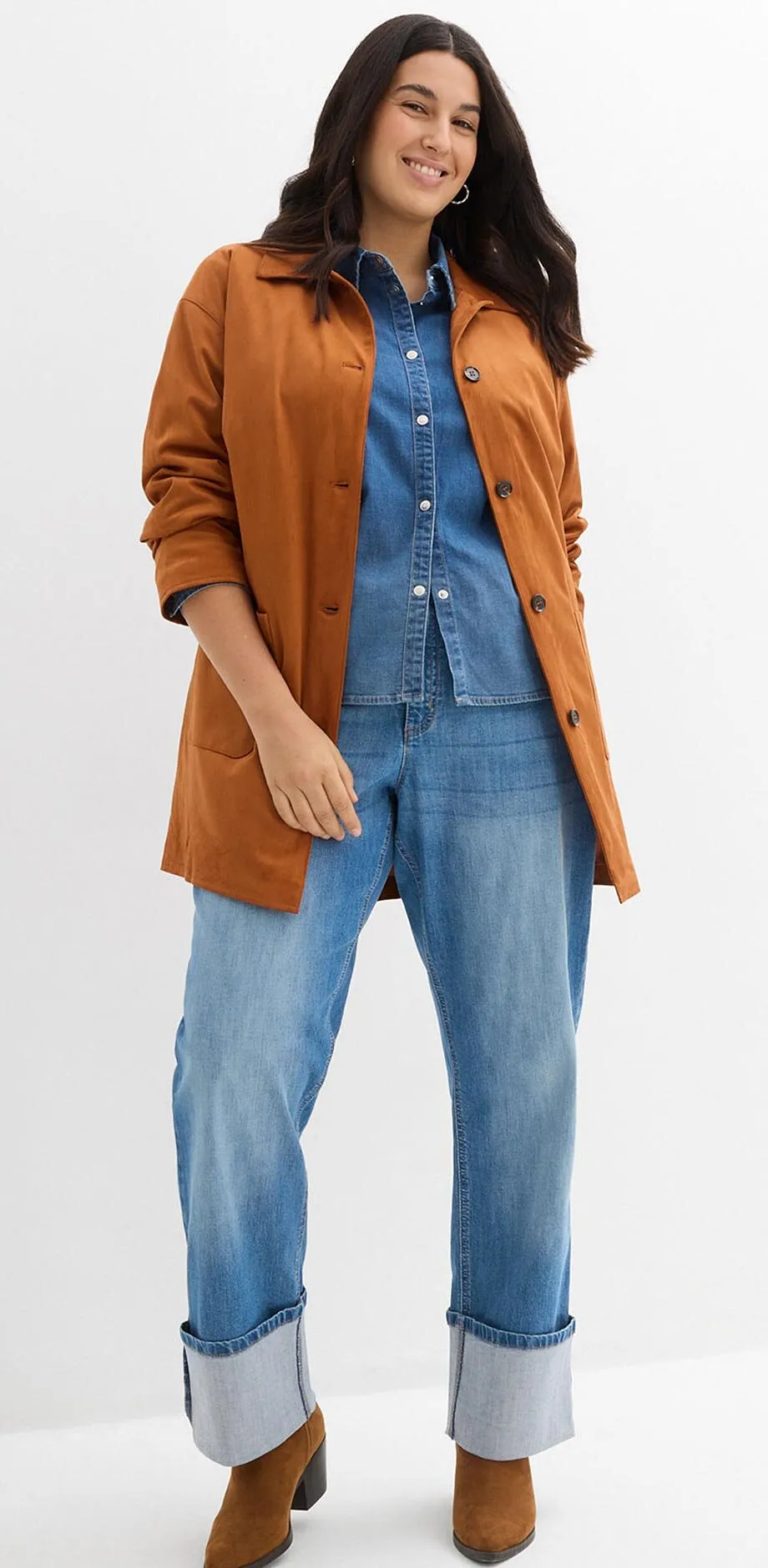 Brun jacka &ouml;ver jeansskjorta och vida jeans med uppvik.

