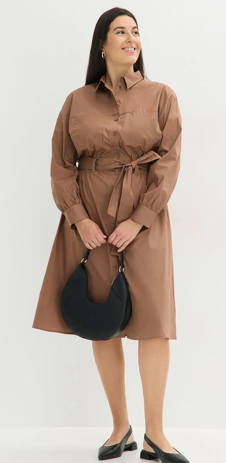 Brun skjortkl&auml;nning med knytsk&auml;rp, kombinerat med svart handv&auml;ska.

