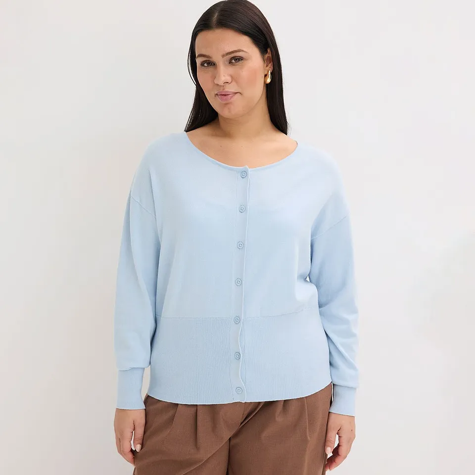 Ljusbl&aring; cardigan med knappar, l&ouml;s passform.

