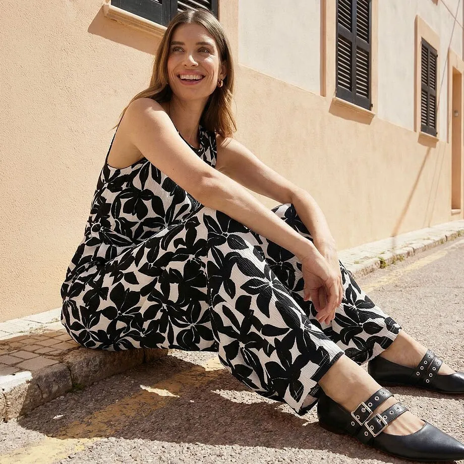 &Auml;rml&ouml;s jumpsuit med svartvitt blomm&ouml;nster.

