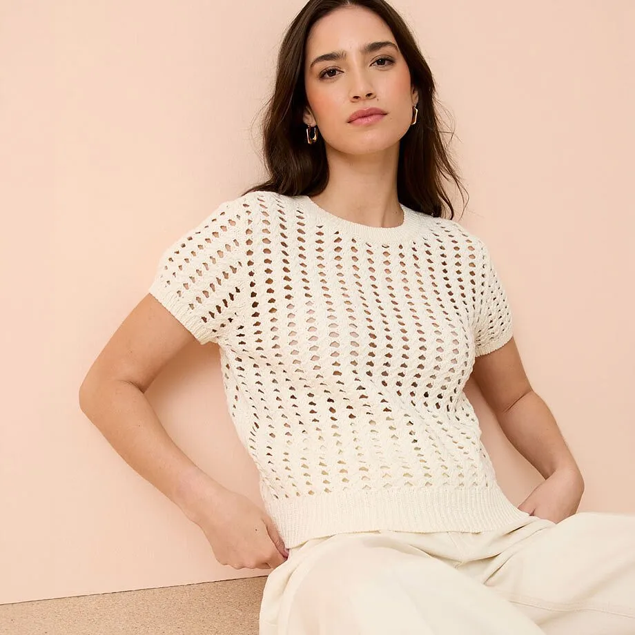 Vit h&aring;lm&ouml;nstrad tr&ouml;ja med korta &auml;rmar och rund halsringning.

