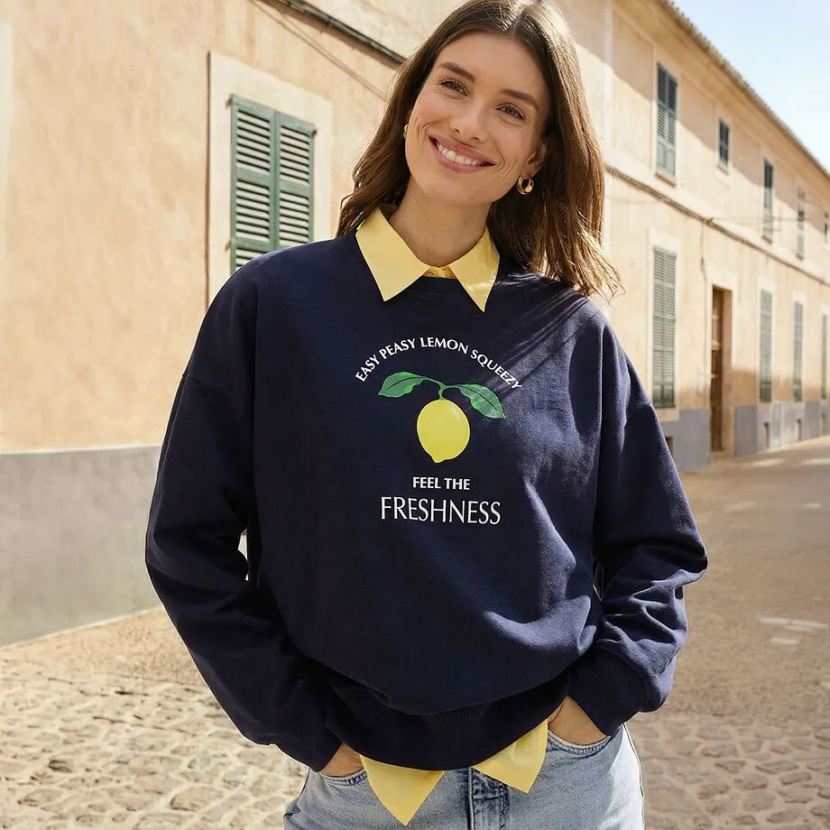 M&ouml;rkbl&aring; tr&ouml;ja med citrontryck kombinerad med en gul skjorta med krage.