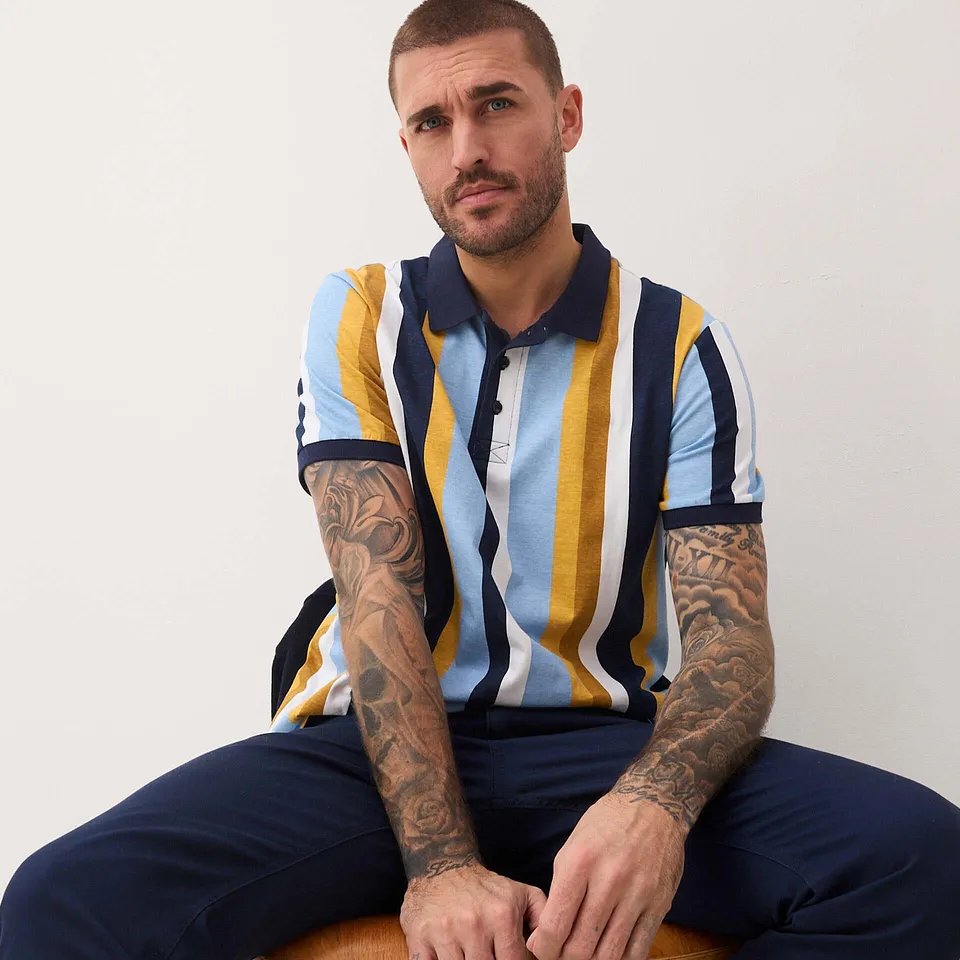 Herr  - Pik&eacute;tr&ouml;ja av ekologisk bomull - m&ouml;rkbl&aring;/curry randig