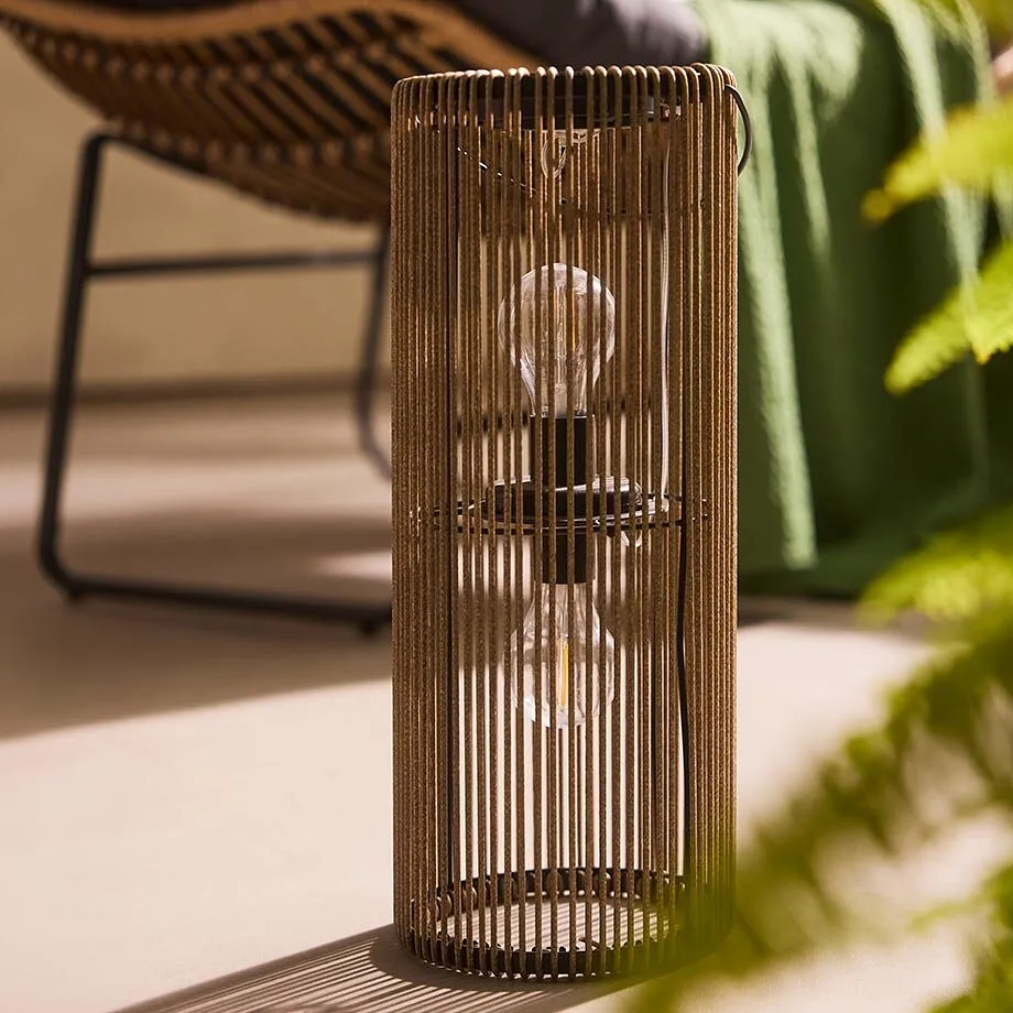 Dekorativ lampa st&aring;r p&aring; golvet.

