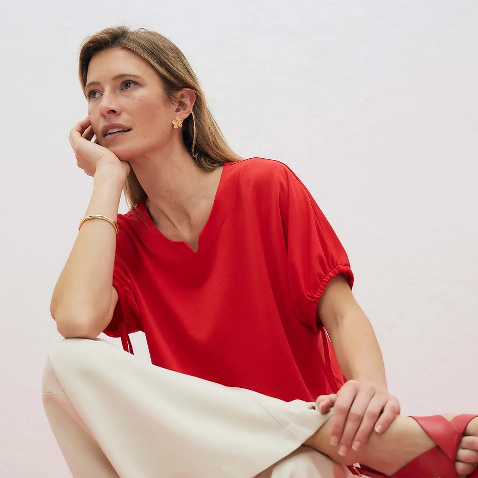 Dam - Ledig topp i kraftig pik&eacute; - jordgubbsr&ouml;d