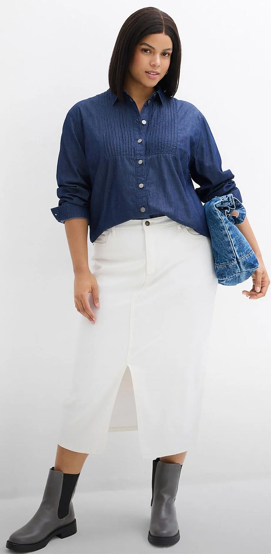 Bl&aring; skjorta kombinerad med vit kjol.

