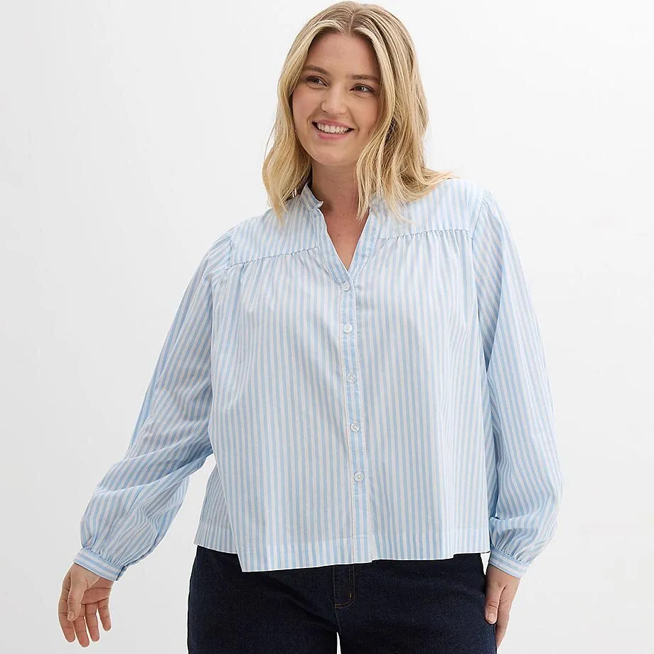 Luftig ljusbl&aring; blus med vita r&auml;nder och vida &auml;rmar.

