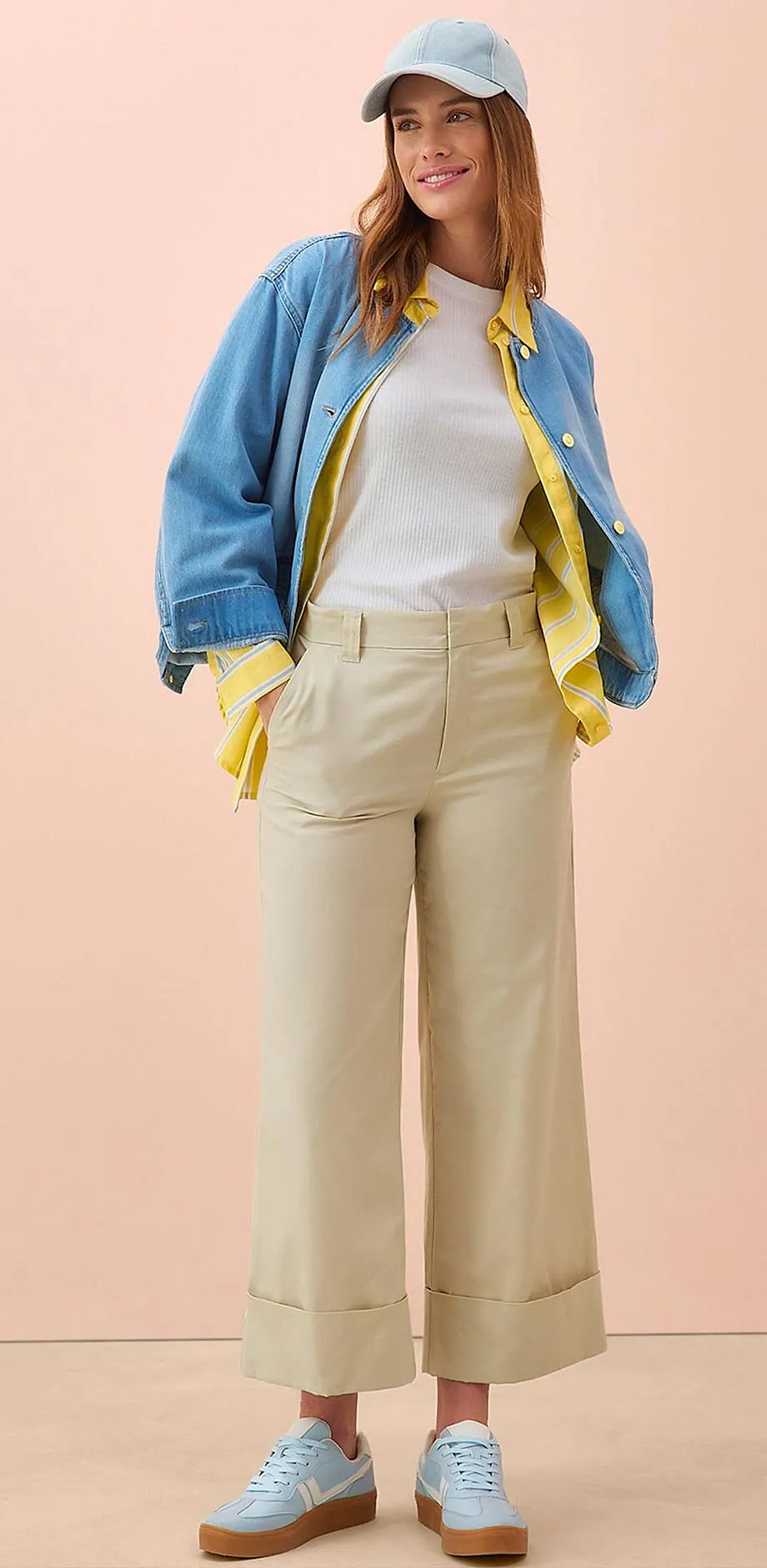 V&aring;r-outfit med jeansjacka, vit t-shirt, beiga culotte-byxor och ljusbl&aring; sneakers.

