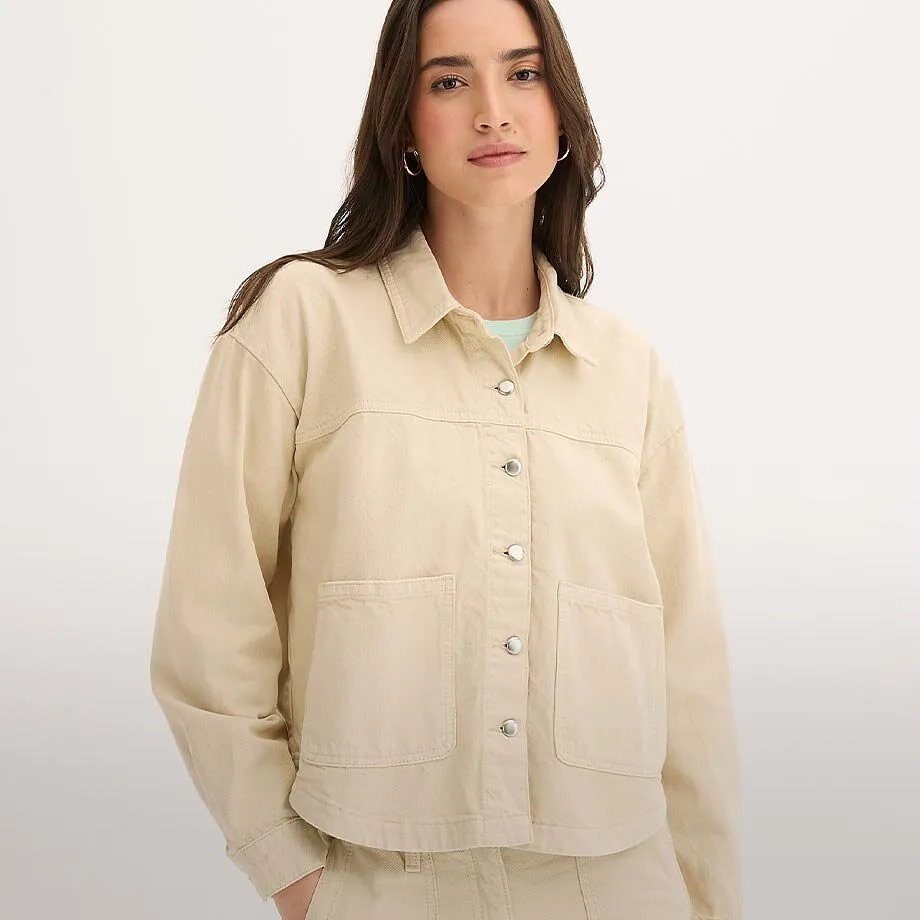 Kr&auml;mf&auml;rgad jacka med krage, knappar och br&ouml;stficka.

