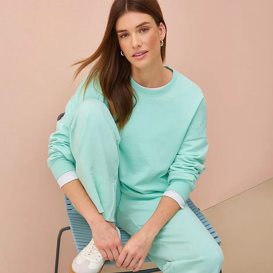 Mintgr&ouml;n sweatshirt och matchande byxor.

