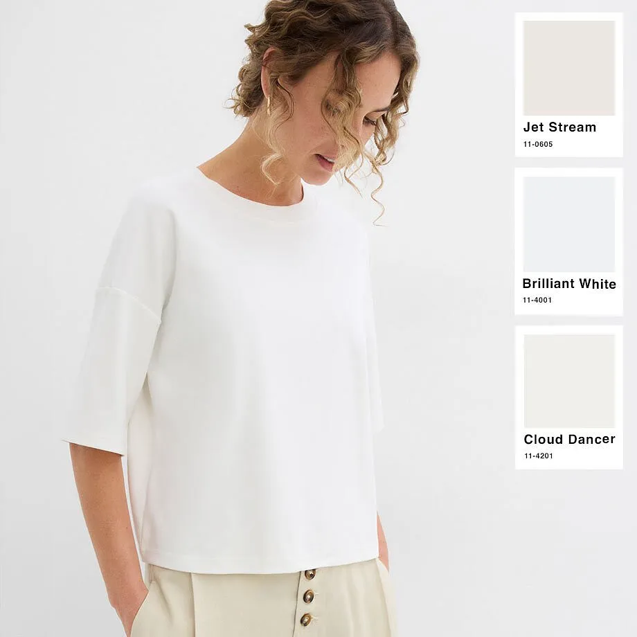 Enkel, vit t-shirt med halvl&aring;nga &auml;rmar.

