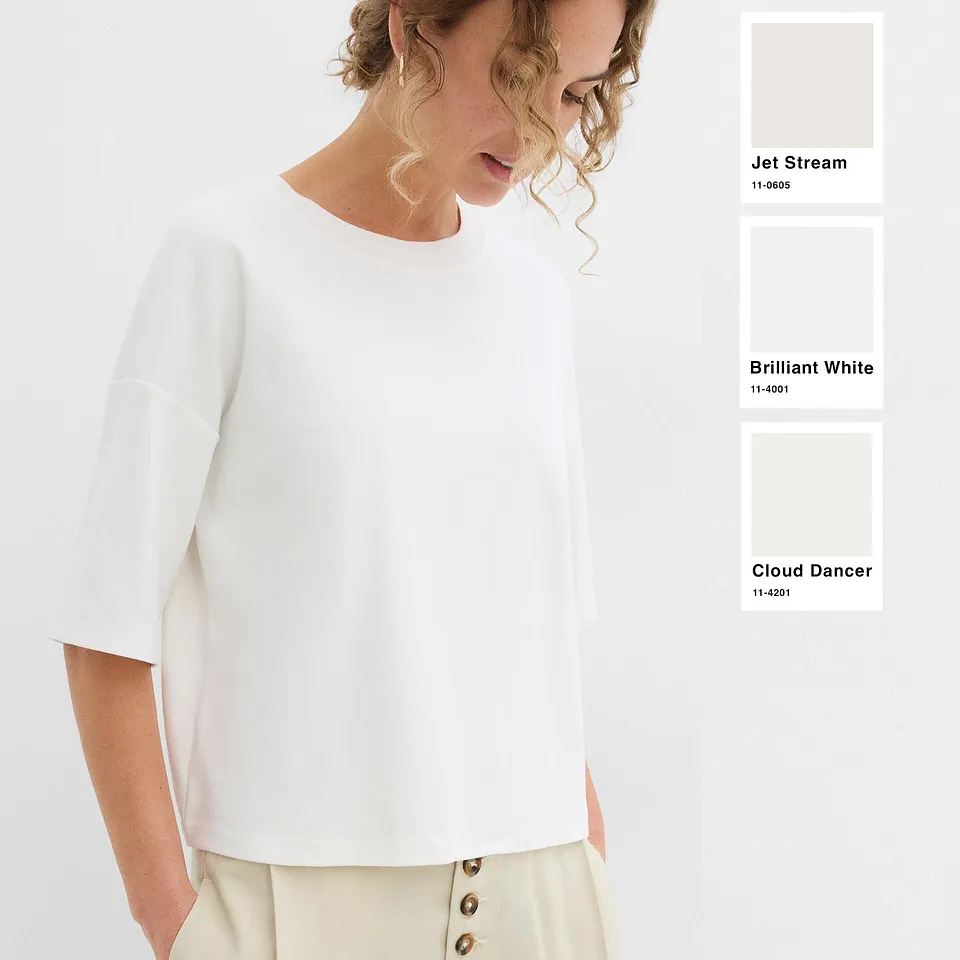 Enkel, vit T-shirt med halvl&aring;nga &auml;rmar.

