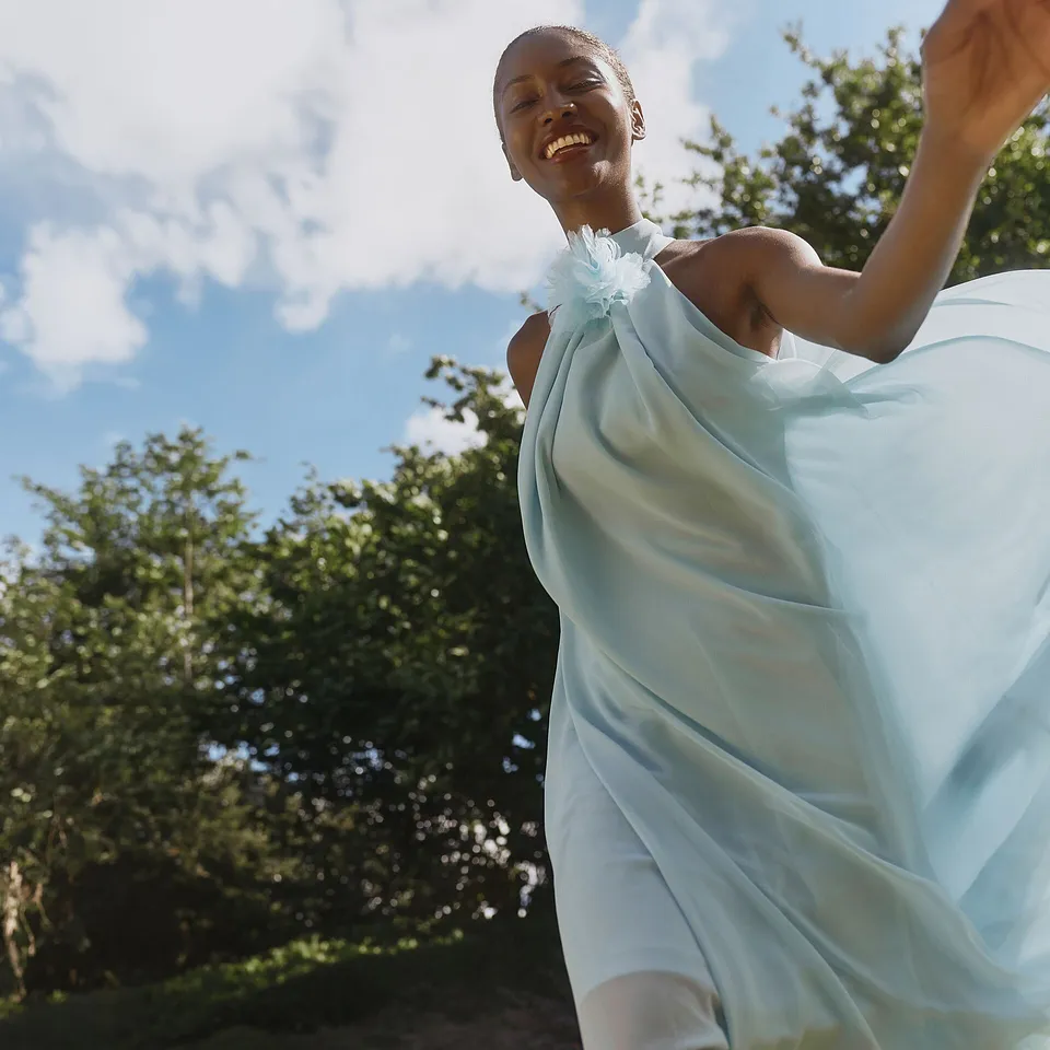Dam - Maxikl&auml;nning med blomapplikation - puderbl&aring;