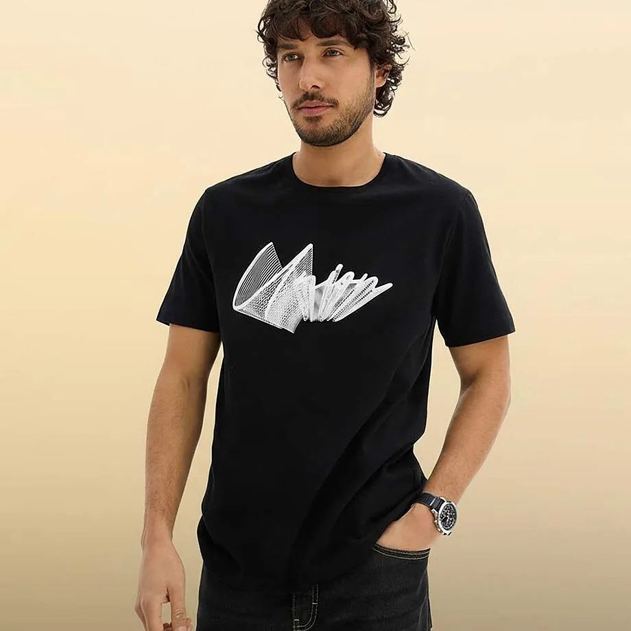 Stilren, vit l&aring;ng&auml;rmad T-shirt med litet emblem.