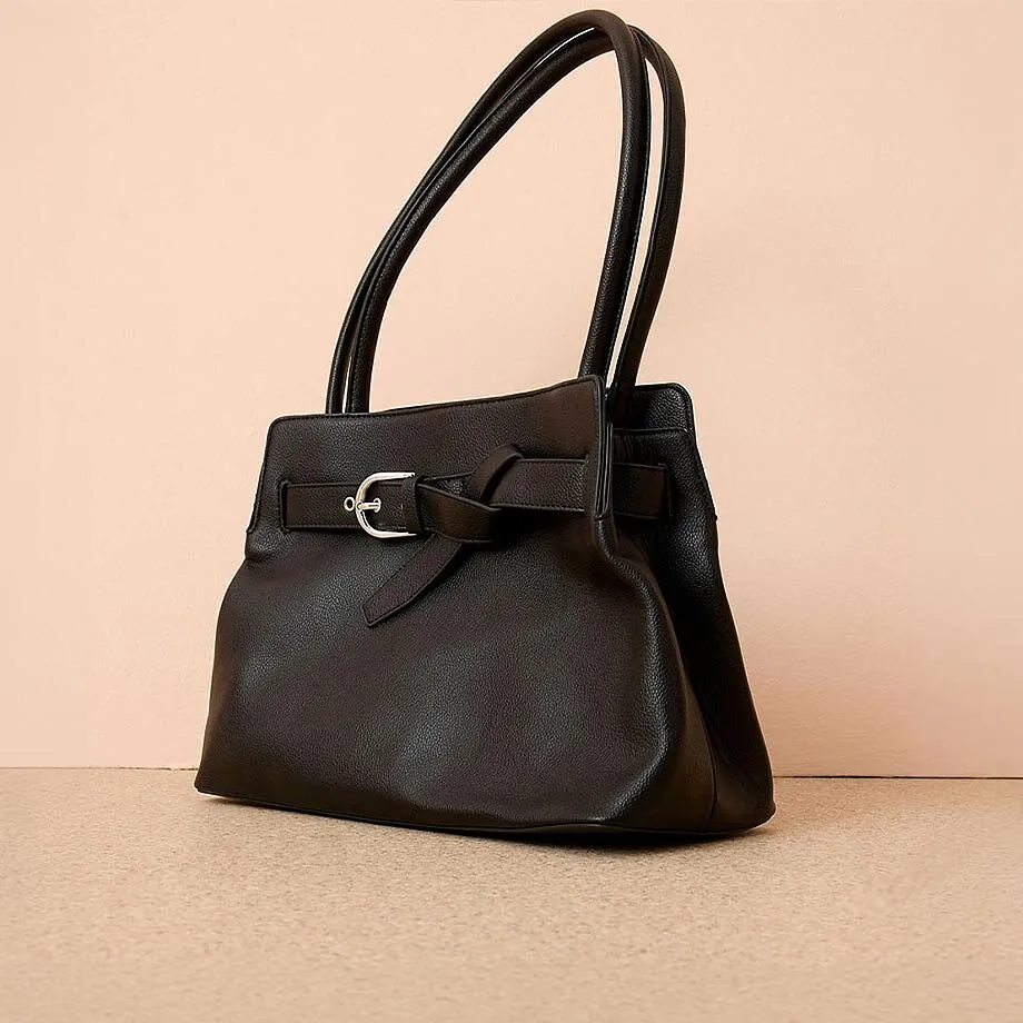 Svart handv&auml;ska med sp&auml;nne och l&aring;nga b&auml;rremmar.