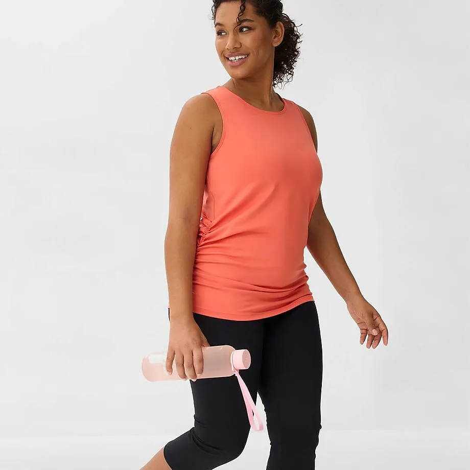 Sportig outfit med korallf&auml;rgat linne och svart capribyxa.