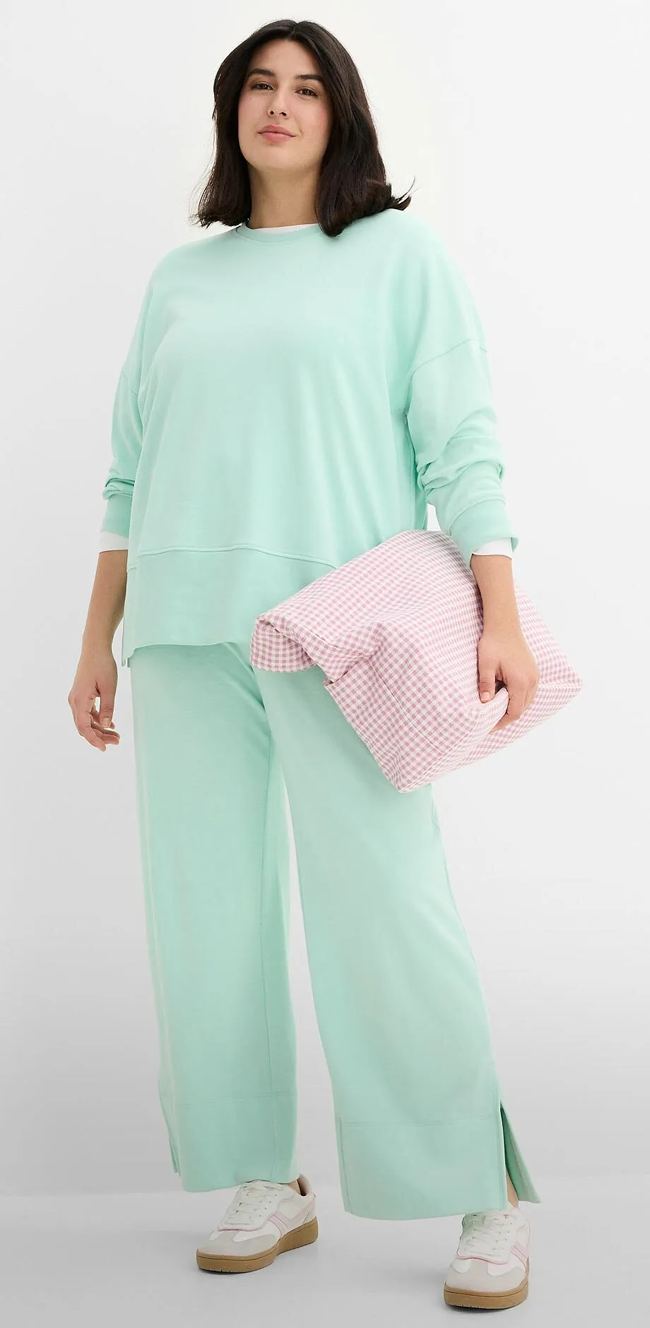 Bekv&auml;m, mintgr&ouml;n mysdr&auml;kt best&aring;ende av en vid tr&ouml;ja och byxa.