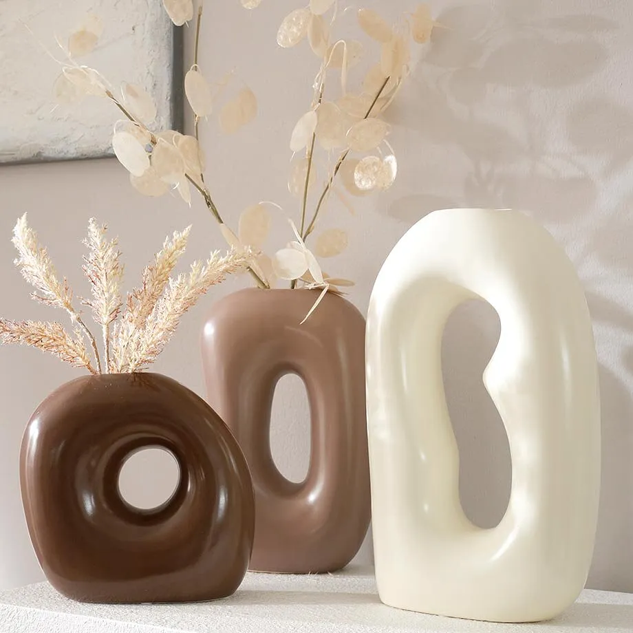 Moderna vaser i jordf&auml;rger och vitt.

