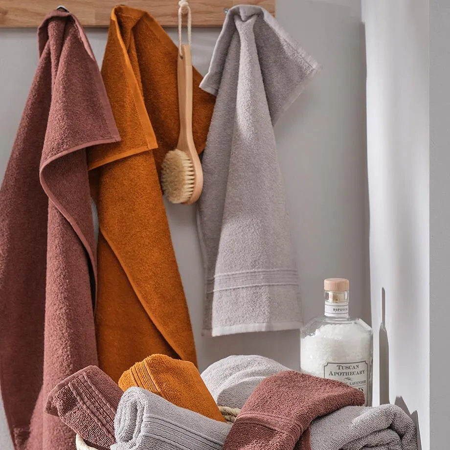 Handdukar och tv&auml;ttlappar i varma jordf&auml;rger.

