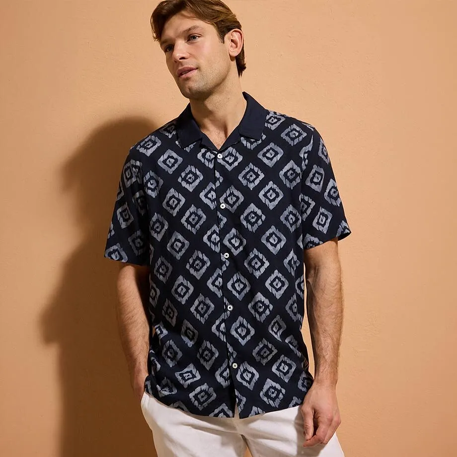 M&ouml;rkbl&aring; skjorta med geometriskt m&ouml;nster och korta &auml;rmar.

