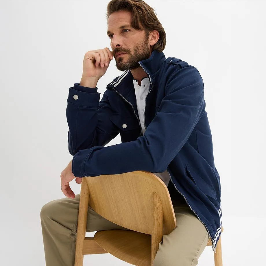 Outfit med marinbl&aring; jacka och vit skjorta.

