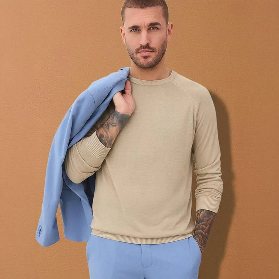 Ljus tr&ouml;ja, bl&aring; kavaj & matchande byxor.

