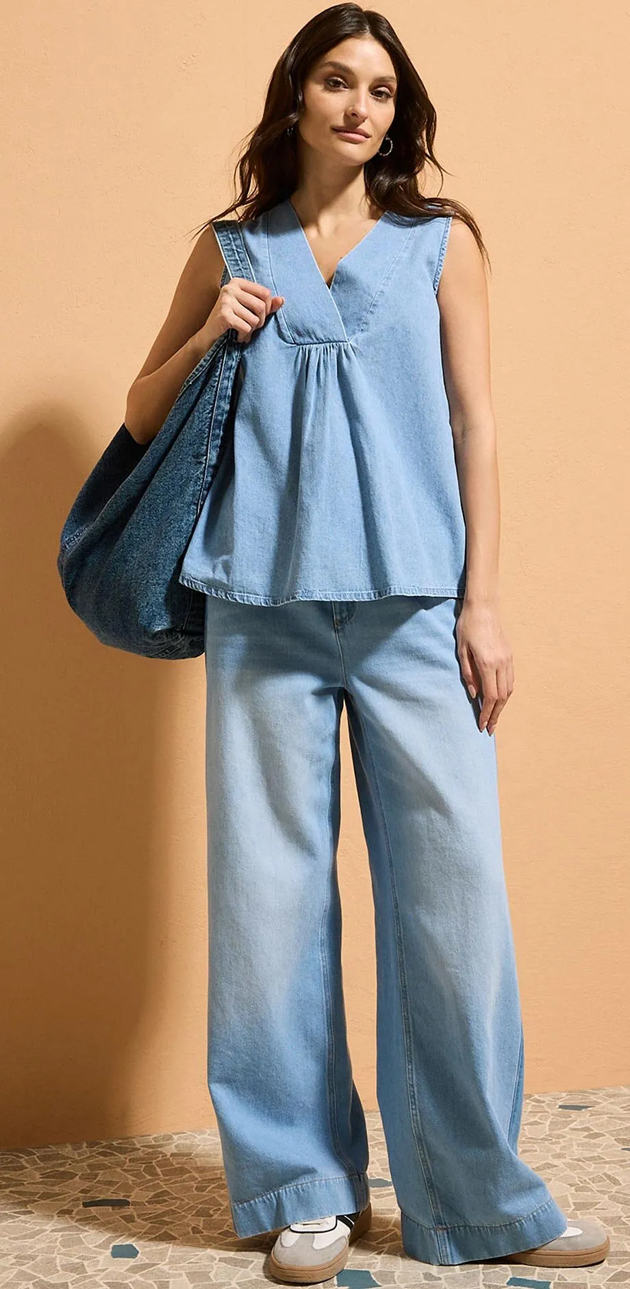 Bl&aring;tt jeanslinne med matchande vida jeans.

