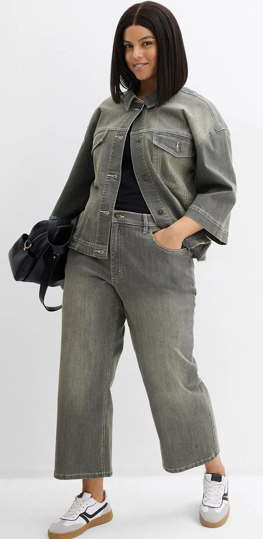 Gr&aring; jeansjacka och matchande Wide Leg Jeans.

