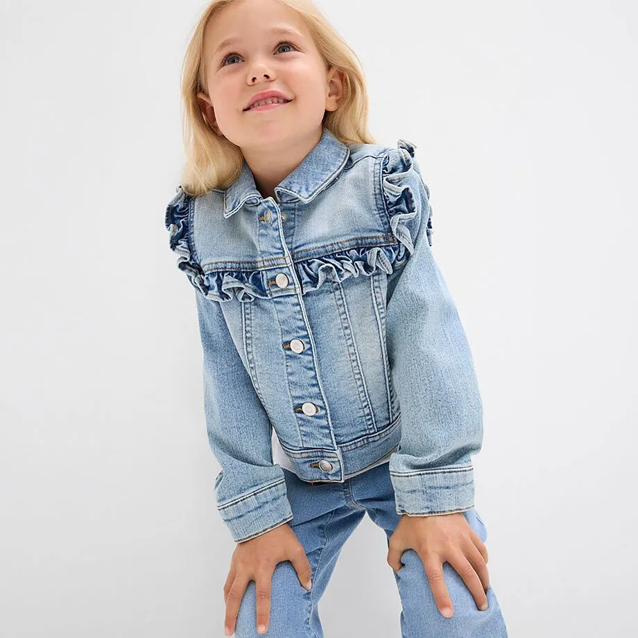 Ljusbl&aring; jeansjacka med volangdetaljer vid kragen och axelpartiet.

