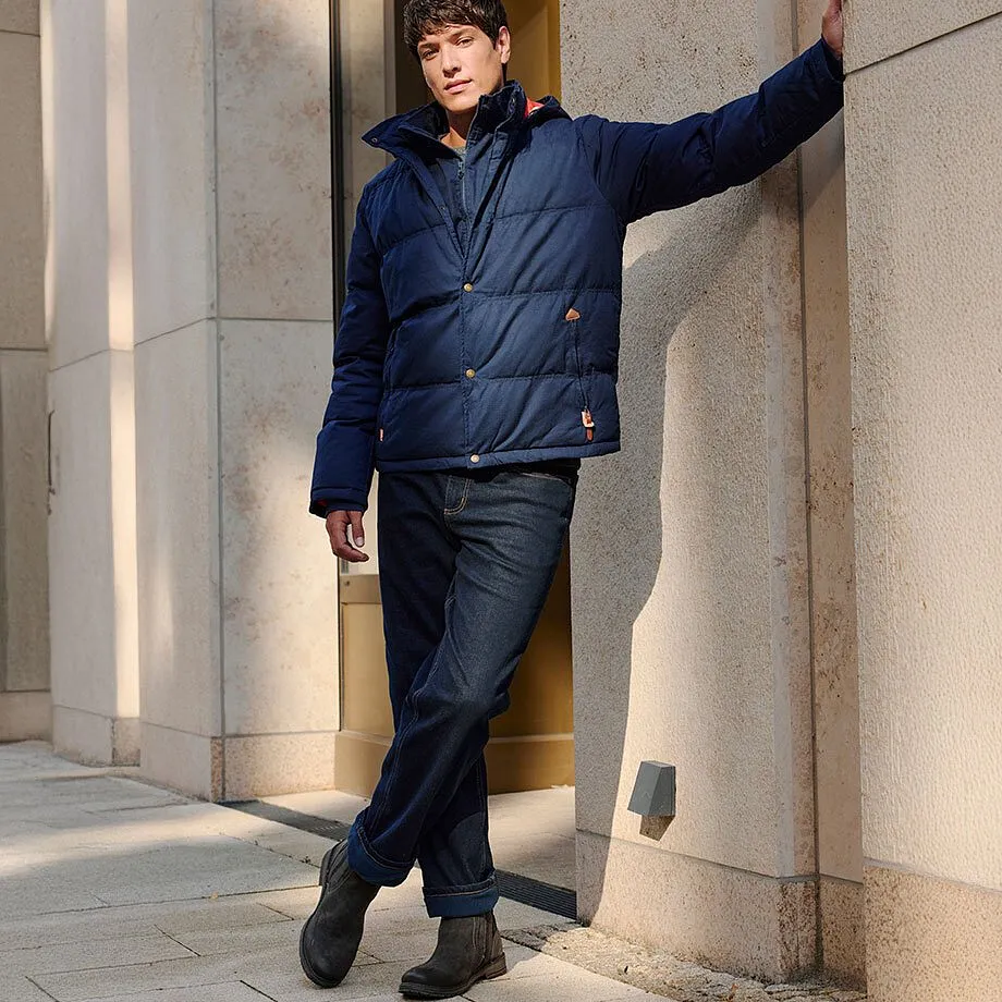 M&ouml;rka jeans och robusta k&auml;ngor kompletterar den varma vinterjackan.

