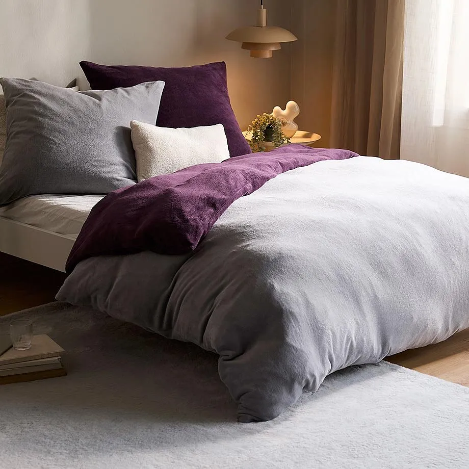 Gr&aring;a s&auml;ngkl&auml;der.