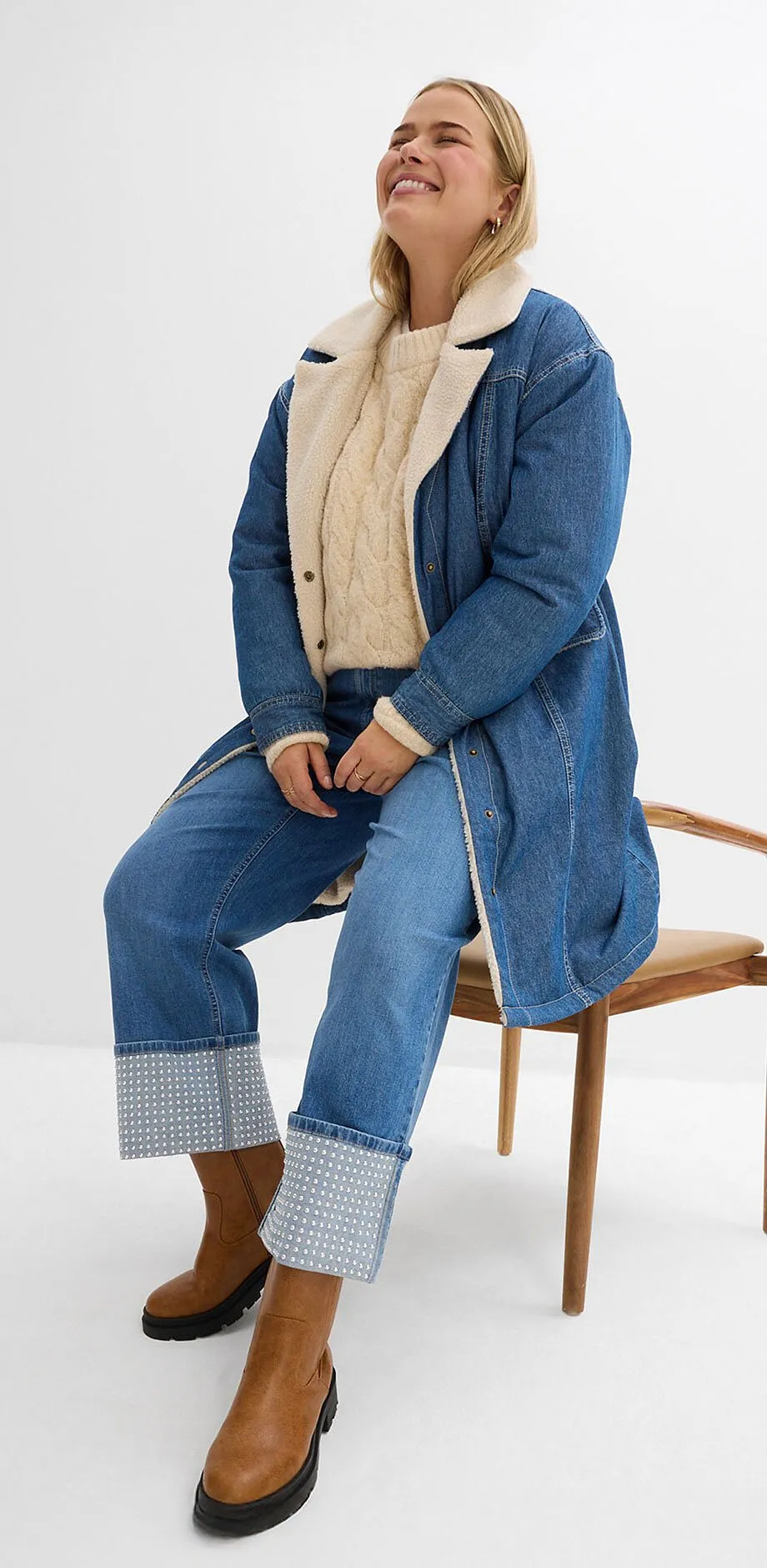 Jeanslook med l&aring;ng kappa, beige tr&ouml;ja och jeans.

