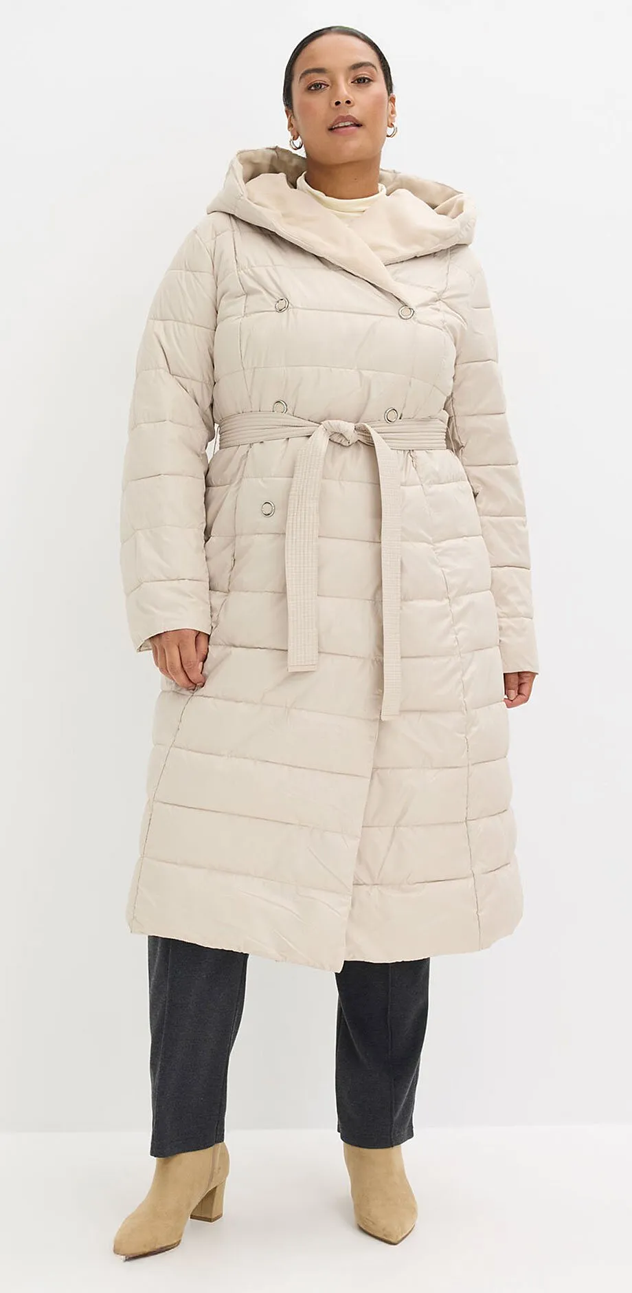 Gr&auml;ddvit t&auml;ckkappa med huva och sk&auml;rp.

