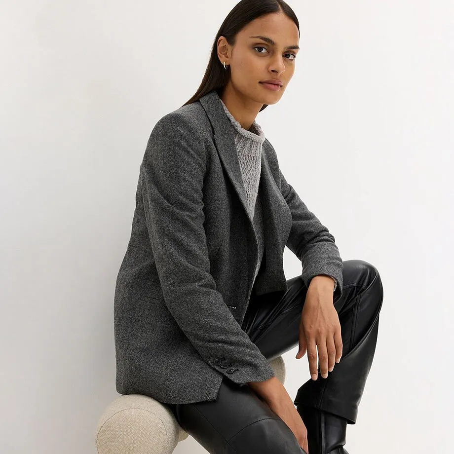 Elegant gr&aring; kavaj kombinerad med m&ouml;rka byxor.

