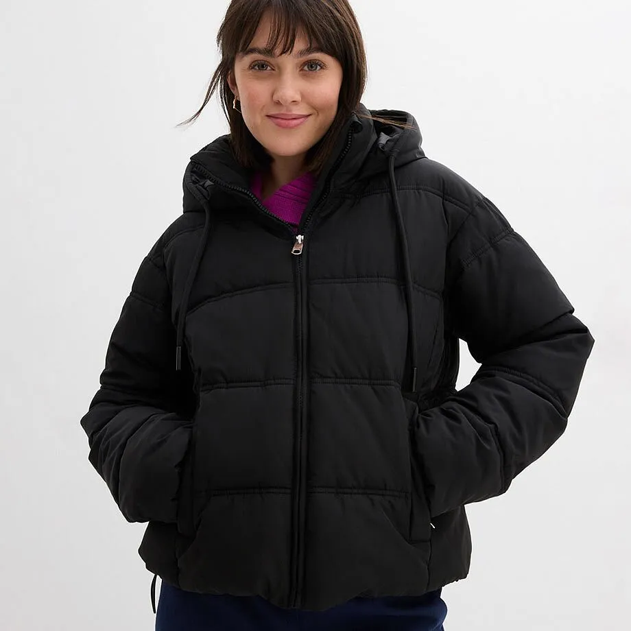 Svart vinterjacka med huva.

