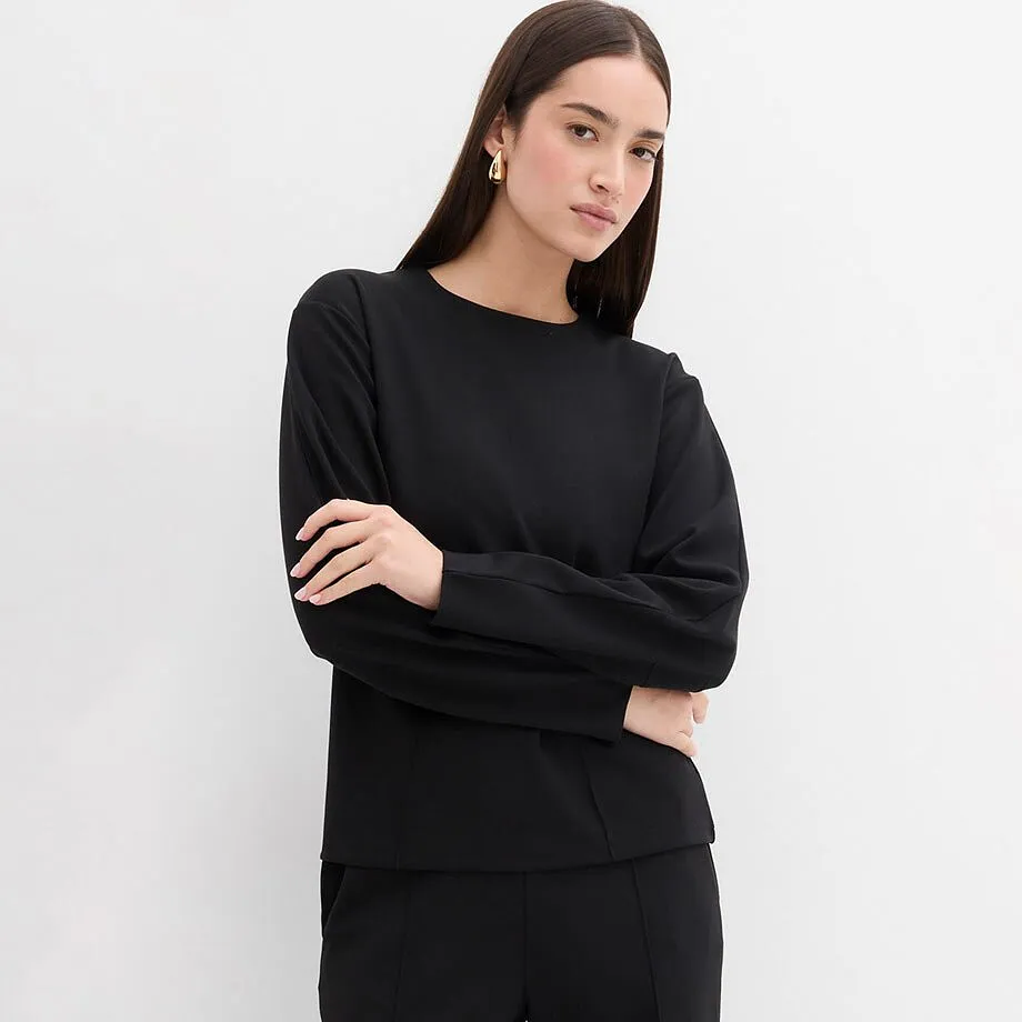 Svart l&aring;ng&auml;rmad tr&ouml;ja med rund halsringning och l&aring;nga &auml;rmar.

