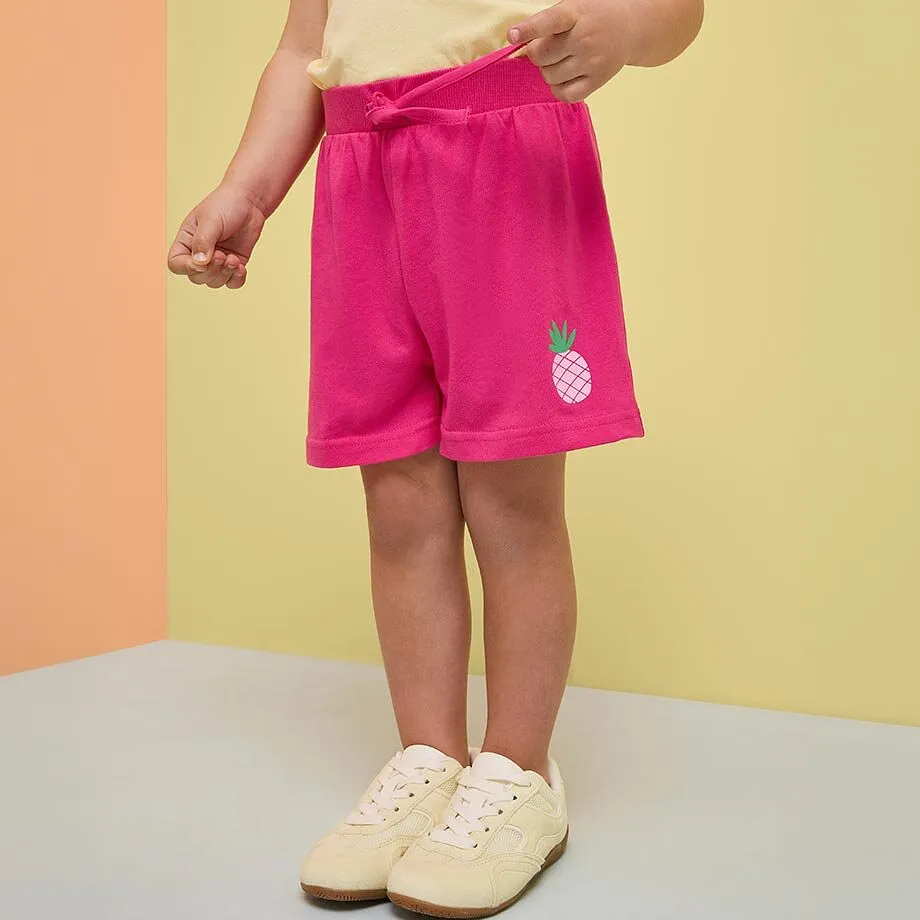 Rosa shorts med ananasm&ouml;nster och ljus topp.