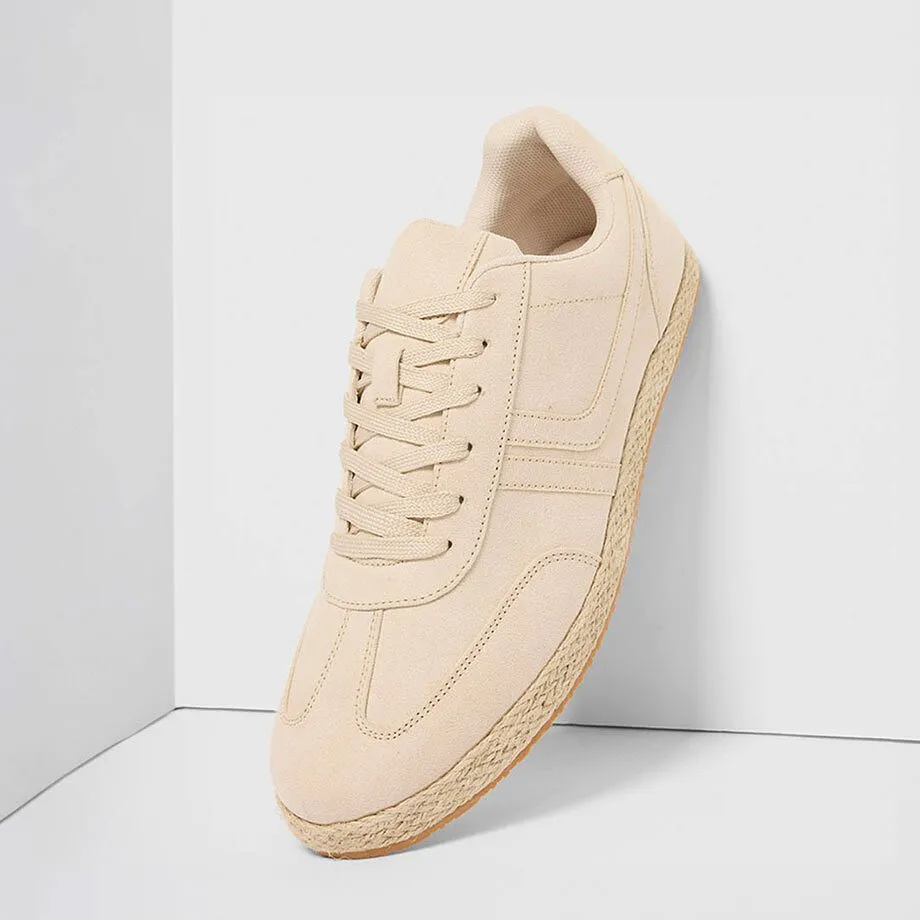Beige sneaker med sn&ouml;rning och naturf&auml;rgad sula.

