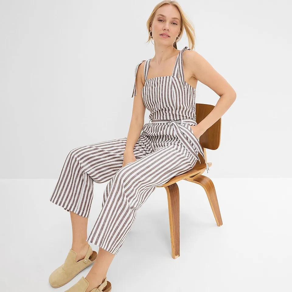 Randig jumpsuit med sk&auml;rp i brun-vit design.

