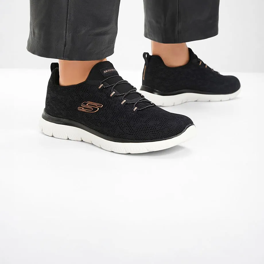 Moderna svarta sneakers fr&aring;n Skechers.

