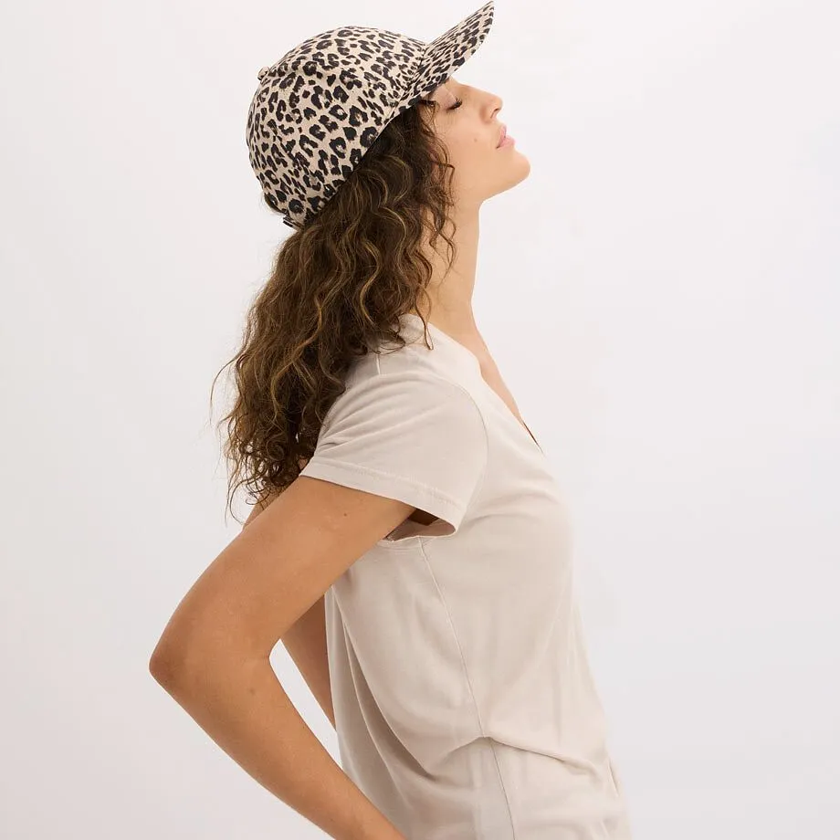 Trendig leopardm&ouml;nstrad keps och beige t-shirt.