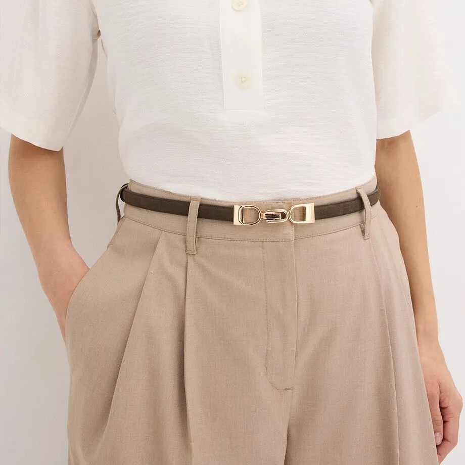 Vit blus, smalt sk&auml;rp med guldf&auml;rgat sp&auml;nne och beige byxor.