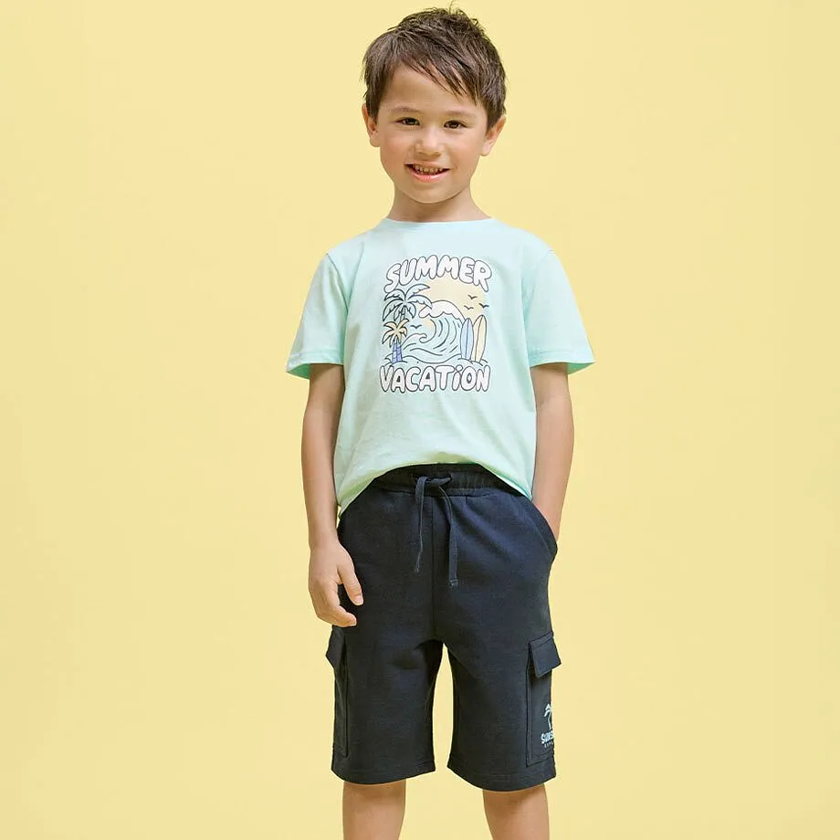 Mintf&auml;rgad t-shirt med "Summer Vacation" tryck.

