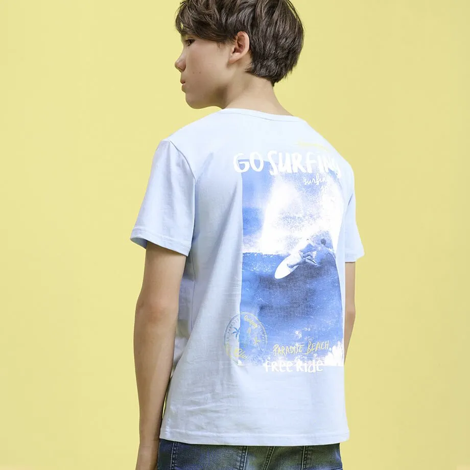 Ljusbl&aring; t-shirt med surfartryck.

