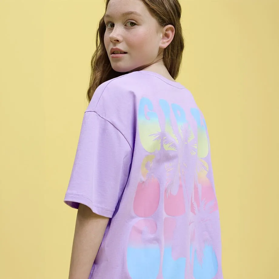 En lila oversize-t-shirt med f&auml;rgglad text p&aring; ryggen.