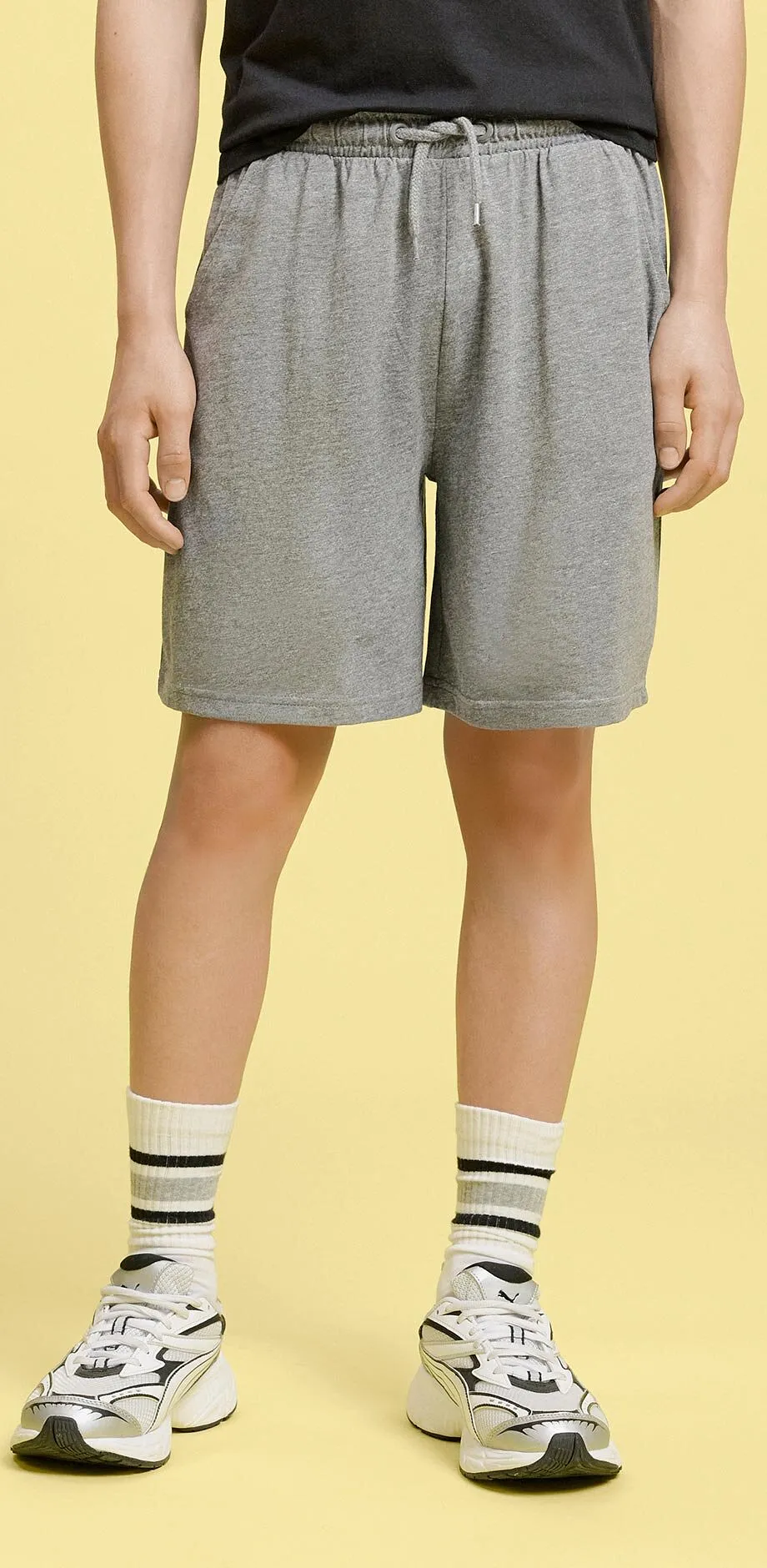 Outfit med svart tr&ouml;ja och gr&aring; shorts.


