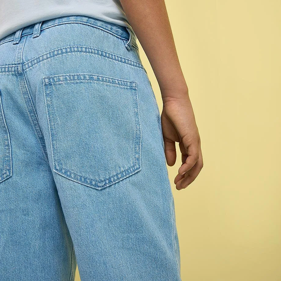 Avslappnade ljusbl&aring; jeans.