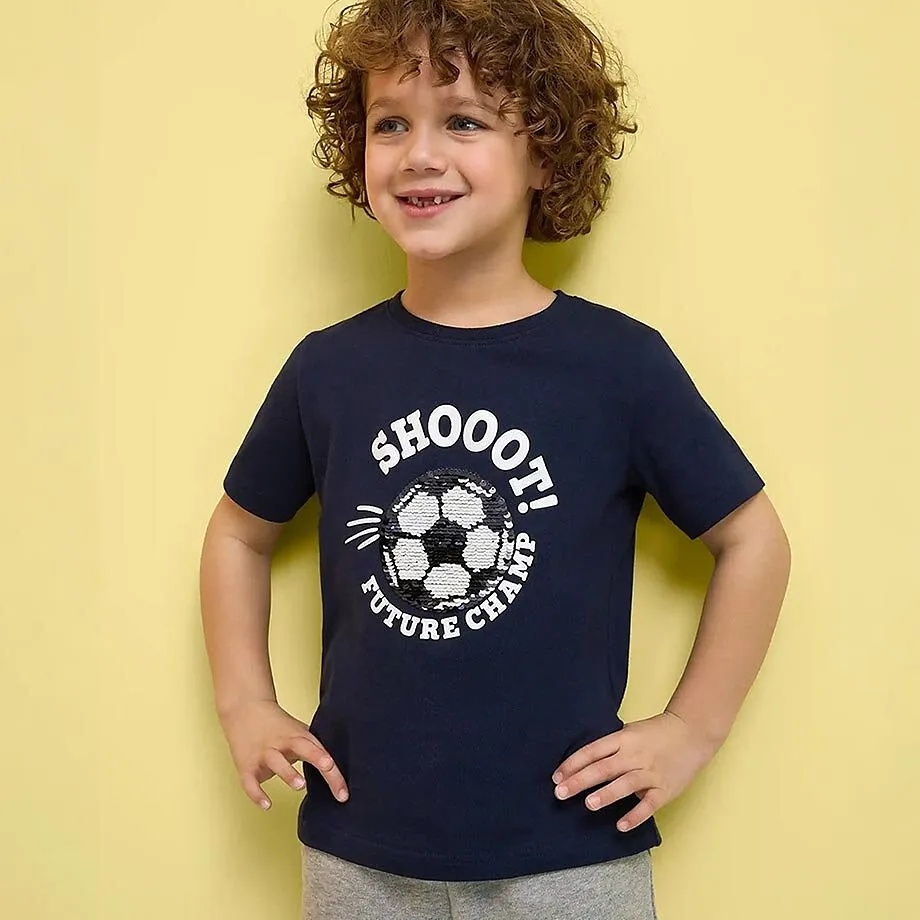 Snygg m&ouml;rkbl&aring; T-shirt med texten "SHOOT! FUTURE CHAMP".

