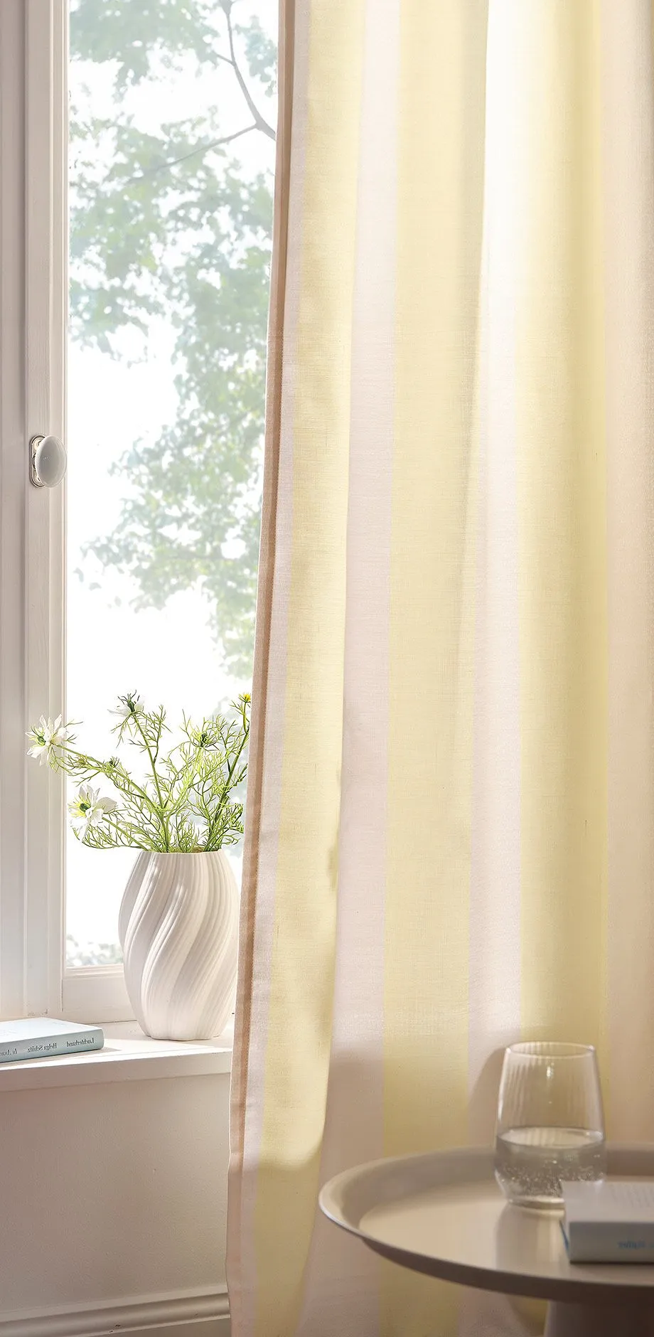 Gula gardiner framf&ouml;r f&ouml;nstret.

