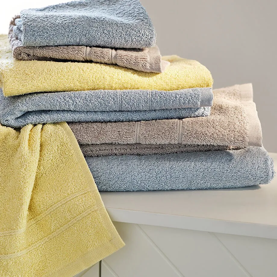 Handdukar i gult och bl&aring;tt.

